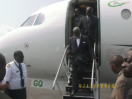 L'ancien président Ange Félix Patassé descend de l'avion, photo-ACAP/lAMBA