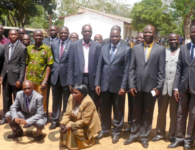 Obed Namsio et les enseignants du Lycée technique de Bangui