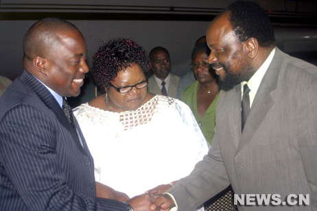 Le Président Joseph Kabila accueilli par le Vice-Président Joice Mujuru