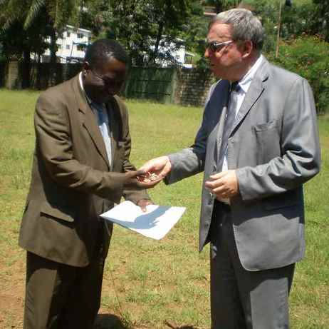 Le Professeur Gustave Bobossi recevant les clés du véhicule des mains de  M. Didier Niewiadowsk (ph. Nina Gbagbo/Acap)