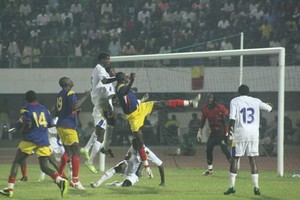 L'opiniatreté des Sao (en bleu et jaune) devant les buts gabonais a fini par payer (photo D. Koutou/Acap)