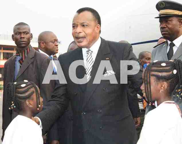 Le président congolais Denis Sassou Nguesso recevant des bouquets de fleurs à son arrivée Vendredi à l'aéroport international Bangui Mpoko (photo Didier Koutou/Acap)