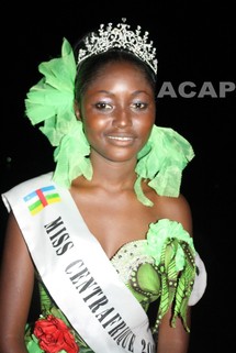 Mlle Fortunée Kéïta Abiba, après son couronnement comme Miss Centrafrique 2009 (photo D. Koutou/Acap)