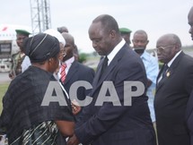 Le président Franàois Bozizé saluant la veuve Mireille Kolingba à l'aéroport Bangui M'poko (photo D. Koutou/Acap)