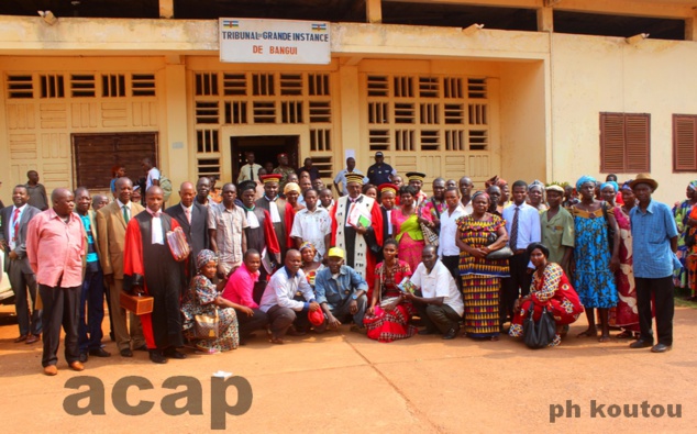 Photo de famille membres de la Cour d'Appel et des jurés