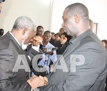 Après la signature du registre, l'ancien président Ange Félix Patassé présente ses condoléances à Désiré Kolingba, fils du défunt (photo D. Koutou/Acap)