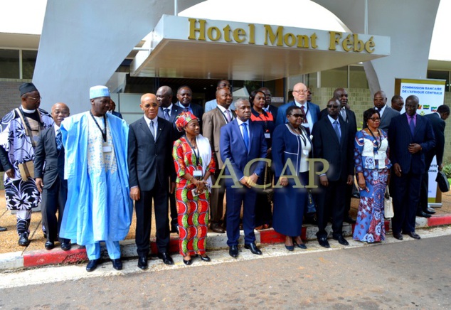 Photo de famille du Gouverneur de la BEAC et des invités de haut niveau