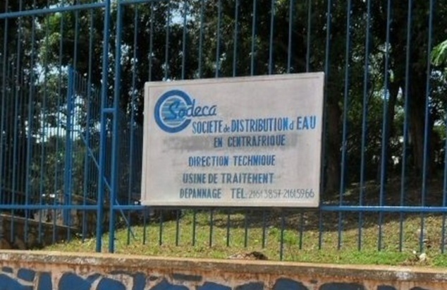 Inscriptions devant le siège de la SODECA à Bangui