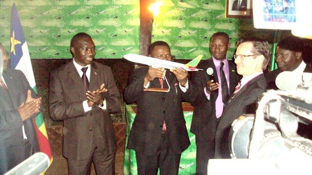 Le Chargé d'Affaires de l'Ambassade du Cameroun réceptionne la maquette de l'avion