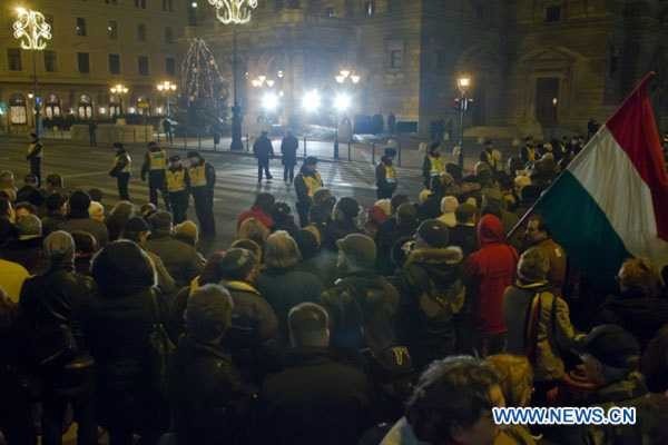 Hongrie: des dizaines de milliers de personnes manifestent à Budapest contre la nouvelle constitution