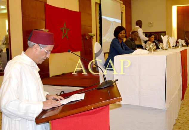 Discours de circonstance de l'ambassadeur Mostafa El Alfaoui. Un peu plus loin, la ministre des Affaires étrangères, le Premier ministre et le Président de l'Assemblée nationale.