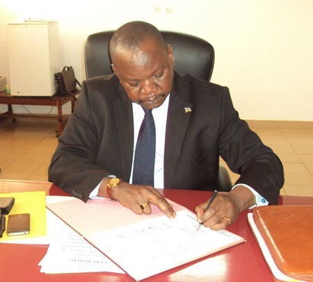 Signature du Communiqué final par le ministre  d'Etat Mbay