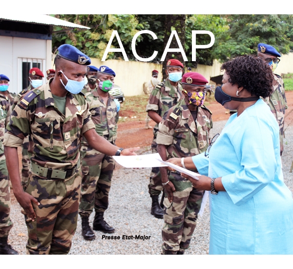 Mme M.N KOYARA remettant un certificat à un officier récipiendaire le 15 juillet 2020 à Bangui