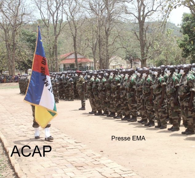 Passage du drapeau centrafricain devant les jeunes recrues à Kassai le 13 03 21