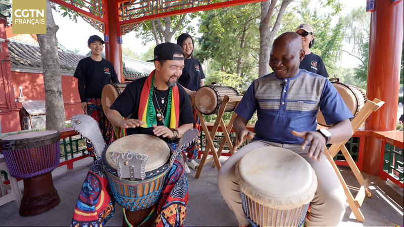 Dialogue des cultures : des rythmes de djembé dans un quartier de Beijing.