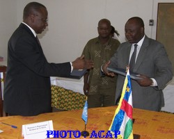 Basile Tambashe et Sylvain Maliko échangeant les documents paraphés de mise en oeuvre du programme