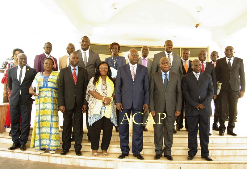 Photo de famille du Premier ministre avec les membres du comité de pilotage ITIE-RCA