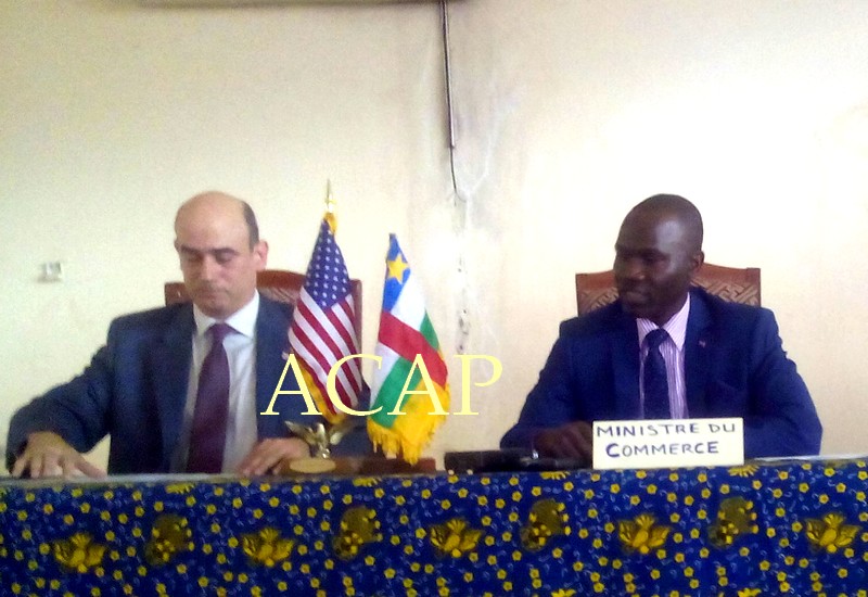 Le Ministre Hassane et Matthew Victor Cassetta de l'Ambassade des USA