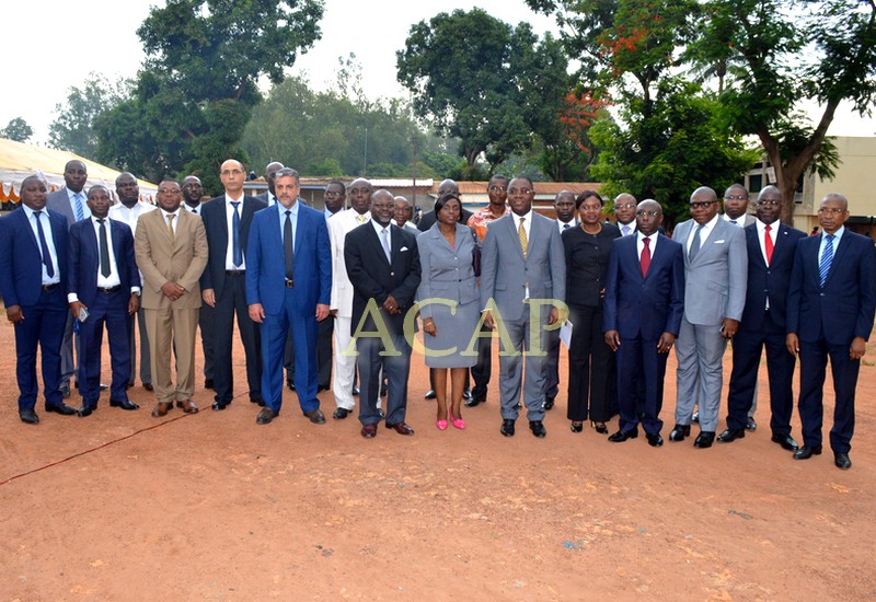 Photo de famille du ministre des Finances et du Budget, avec les directeurs généraux des banques et autres invités