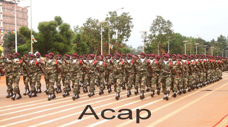 Eléments du bataillon d'infanterie territoriale, lors d'une parade sur l'avenue des Martyrs, à Bangui