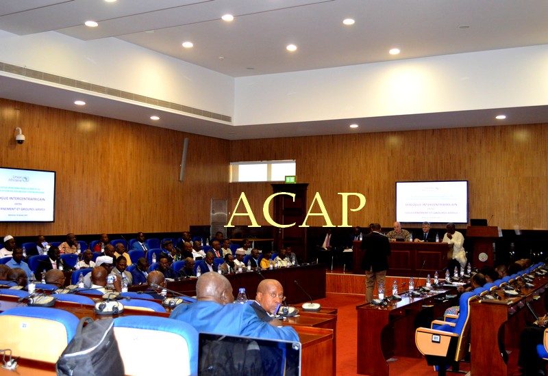 Premier face à face des membres du gouvernement et des leaders des groupes armés à l'Académie militaire de Khartoum