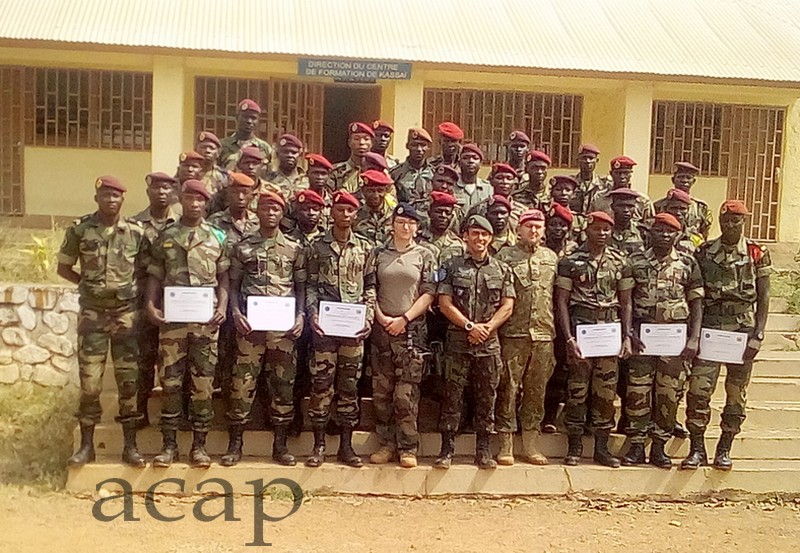 Photo de famille avec les formateurs et les six officiers