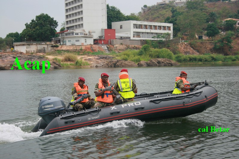 des éléments du bataillon amphibie en plein exercice sur l'oubangui