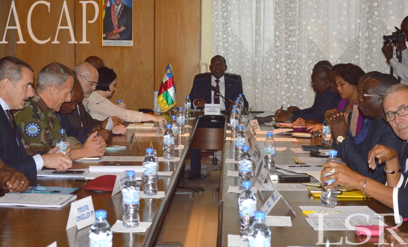 Le Premier-ministre Firmin Ngrébada, avec le comité stratégique de pilotage des USMS