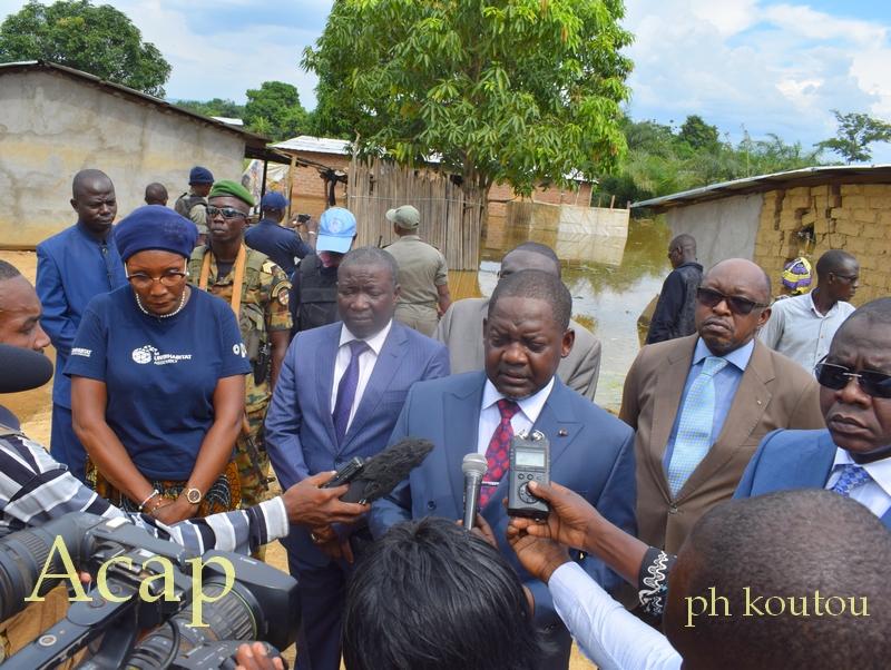 Le Premier Ministre Firmin Ngrébada visite les sinistrés de l’inondation du 6ème arrondissement de Bangui