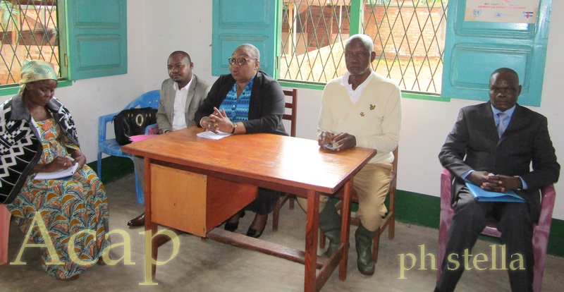 Mme Marie Madeleine N'kouet Hoornaert, Présidente de l'A.N.E face aux autorités locales du 7eme arrondissement de Bangui