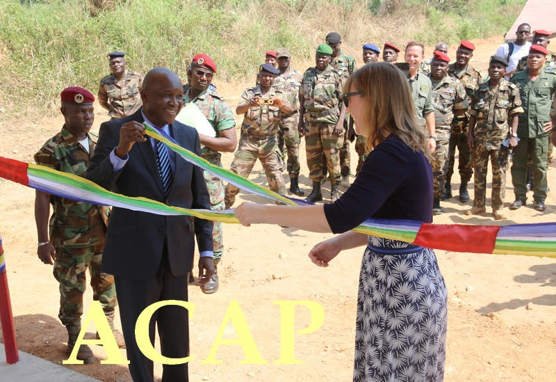 Le colonel J. Silla à gauche,coupant le ruban avec madame T. Brothen au champ de tir de Kassai le 09 dec 19