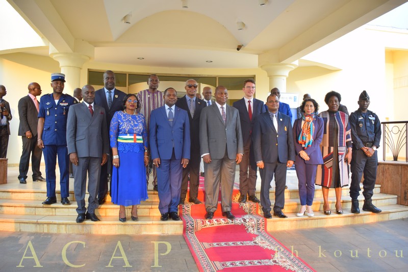 photo de famille du document de stratégie nationale de bonne gouvernance