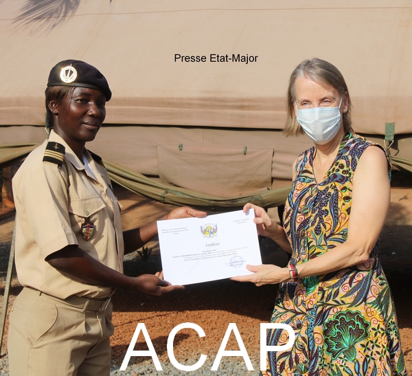 Mme L. TAMLYN remettant le certificat d'anglais à un officier FACA le 6 novembre 2020