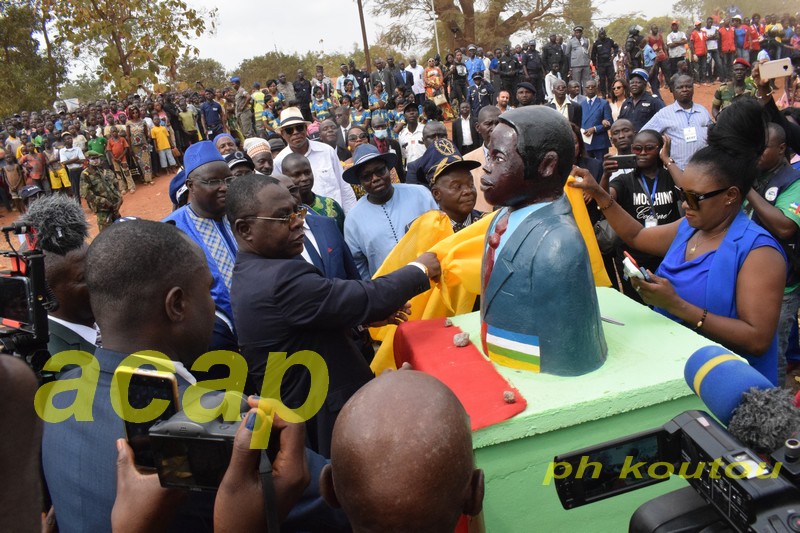 Henry Marie Dondra  inaugure un monument dédié au 1er Maire de Bimbo