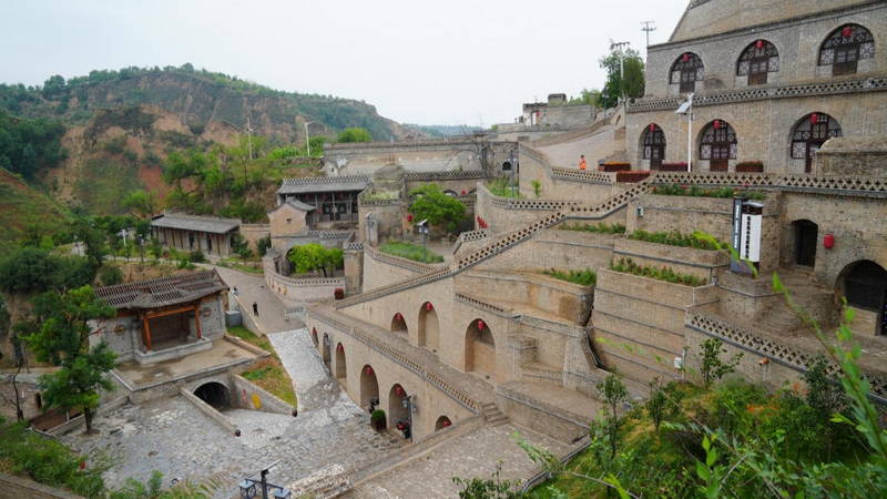 Village de Zhangjiata dans le Shanxi, une carte postale nichée dans un massif montagneux