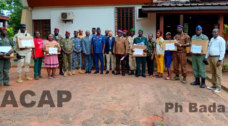 Remise officielle de 16 ordinateurs et logiciels par la COMNAT aux forces de défense et de sécurité