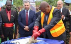 Le Président Faustin-Archange Touadéra pose la première pierre d'un champ solaire à Danzi, près de Bangui