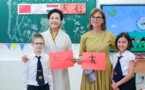 ​Peng Liyuan visite une école bilingue hongroise-chinoise