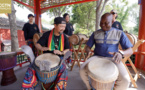 Dialogue des cultures : des rythmes de djembé dans un quartier de Beijing.