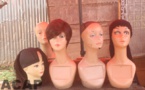 La fabrication des perruques constitue une activité génératrice de revenu pour certaines femmes